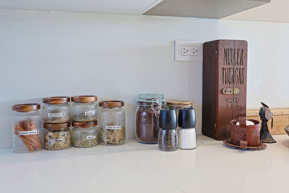 Kitchen amenities