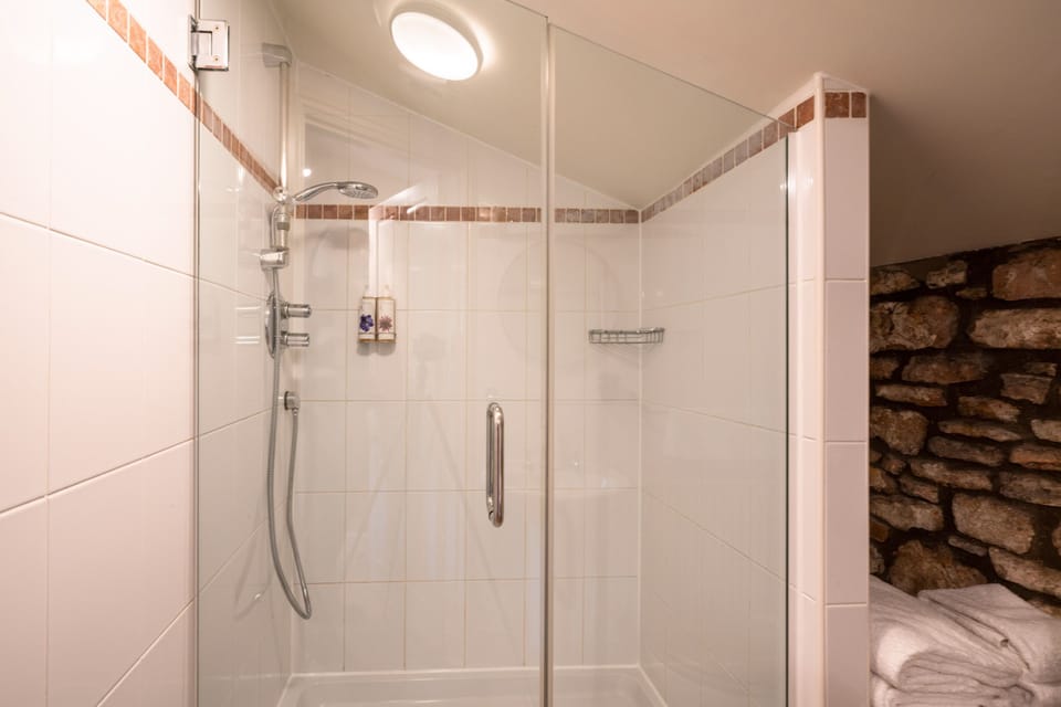 Signature Double Room | Bathroom | Shower, free toiletries, hair dryer, towels