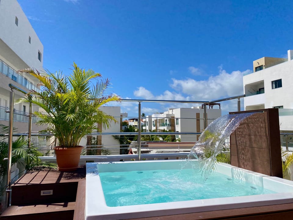 Shared Rooftop Jacuzzi 