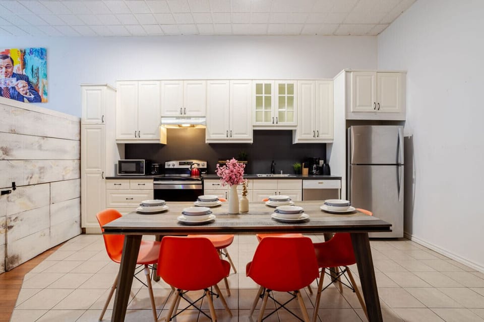 Kitchen & Dining Area
