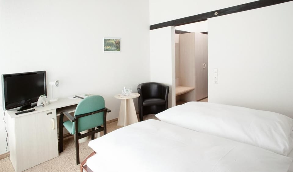 Hypo-allergenic bedding, minibar, in-room safe, desk