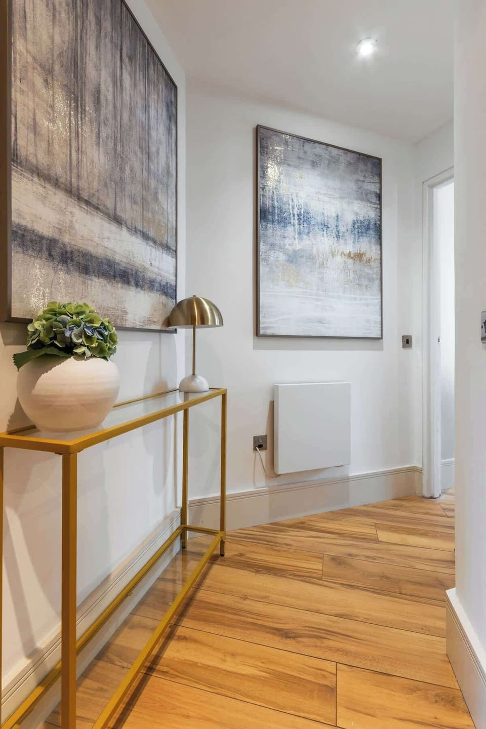 Stylish entrance hall giving the perfect 1st impression.
