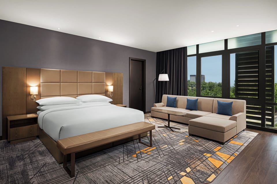Executive Suite, 1 King Bed, City View | Blackout drapes, soundproofing, iron/ironing board, WiFi (free)