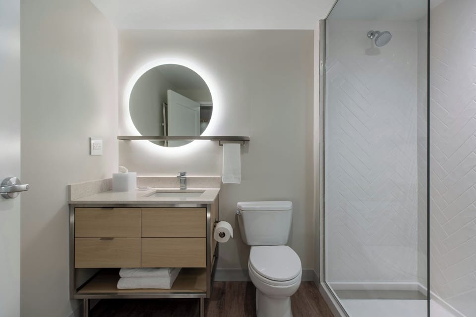Combined shower/tub, towels