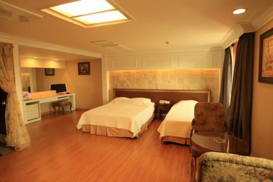 Premium bedding, desk, blackout drapes, free WiFi