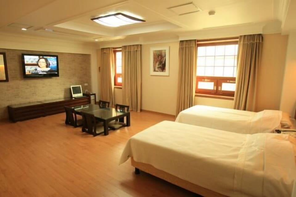 Premium bedding, desk, blackout drapes, free WiFi