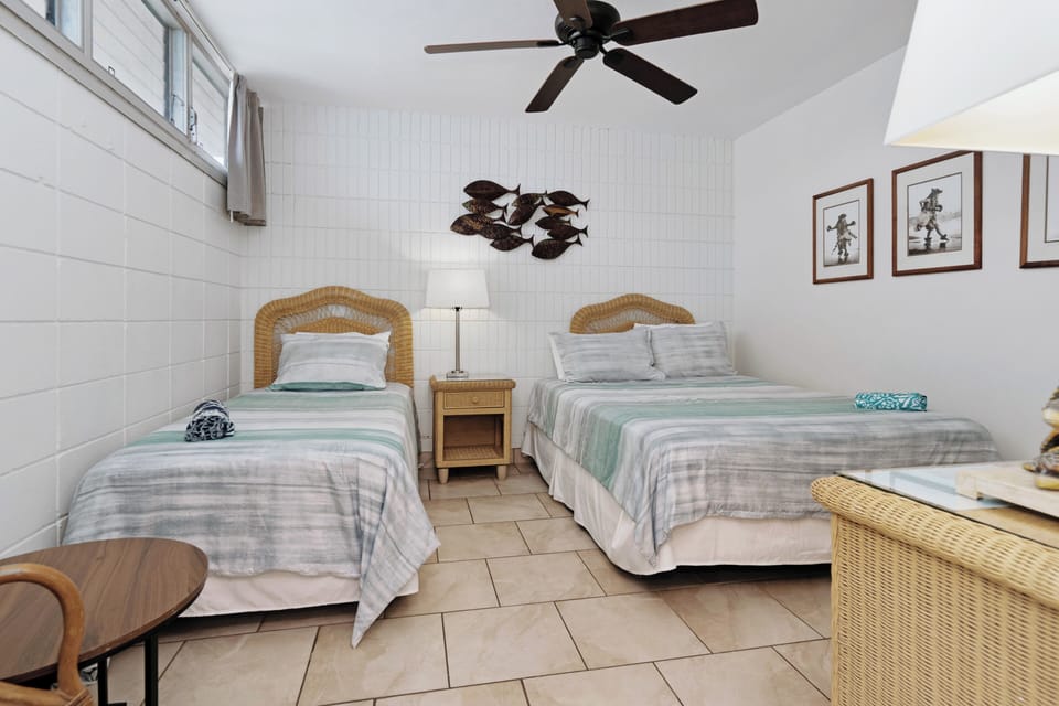 Queen and twin bed.