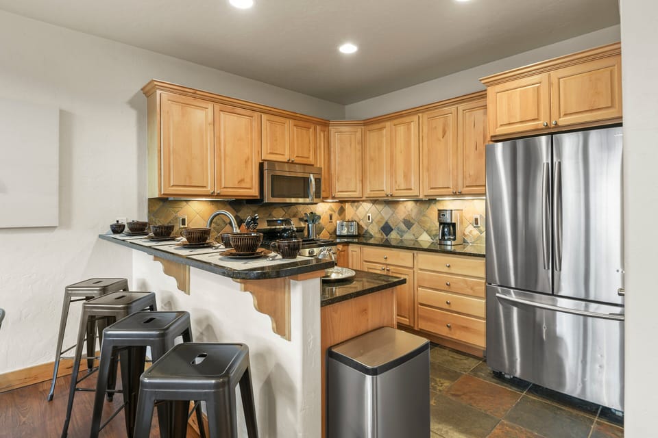 Fully Stocked Kitchen With Island Bar Seating For 4 People