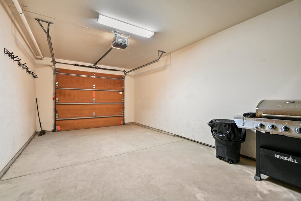 Garage With parking for 1 and BBQ Grill