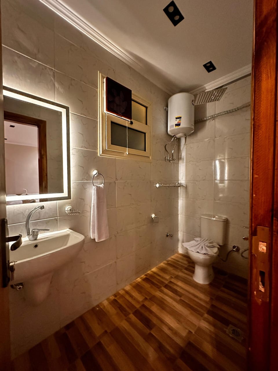 Luxury Triple Room | Bathroom | Separate tub and shower, hair dryer, bidet, towels