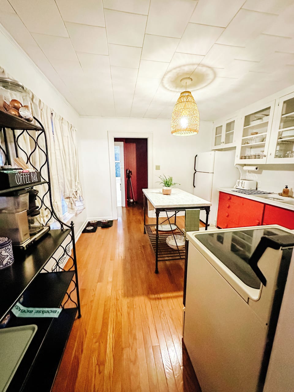 Area for pets to eat and drink - bowls provided.