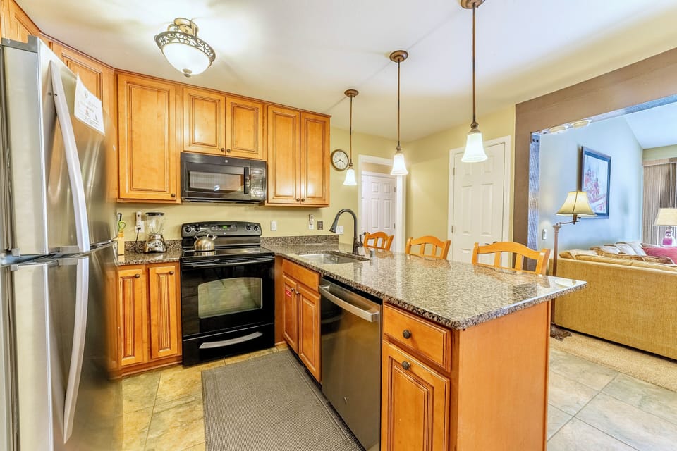 Full kitchen comes equipped with eveything needed to cook a nice meal.
