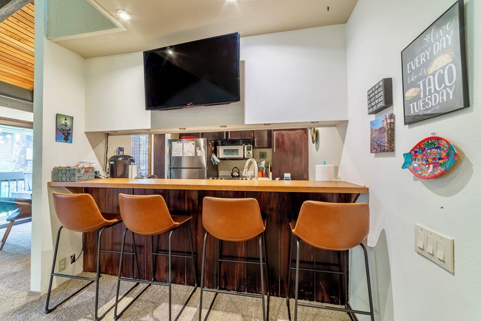 Breakfast bar seating for 4 in kitchen area.