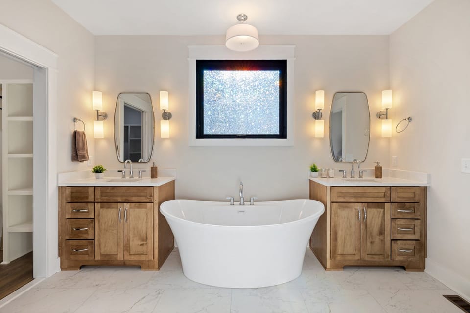 Large en-suite luxury bath with soaking tub