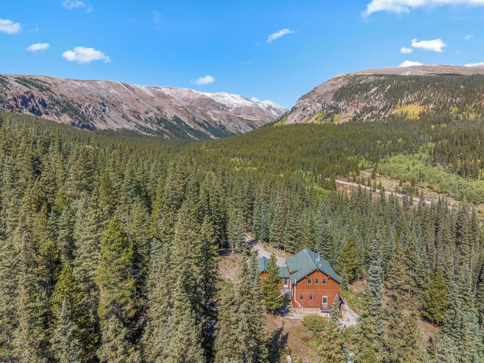 Creekside Solitude is a pet friendly, three bedroom, two and a half bathroom, secluded getaway in Buckskin Gulch.