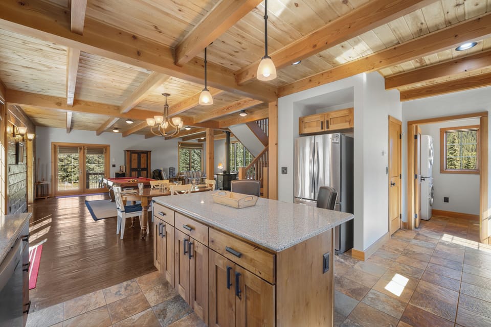 Spacious kitchen - offers tons of counter space, a walk-in pantry, stainless steel appliances, walk-out access to the back porch and propane barbecue grill, and hightop seating for two at the kitchen island.