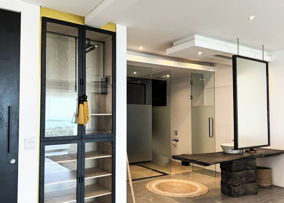 Shower, hair dryer, bidet, towels