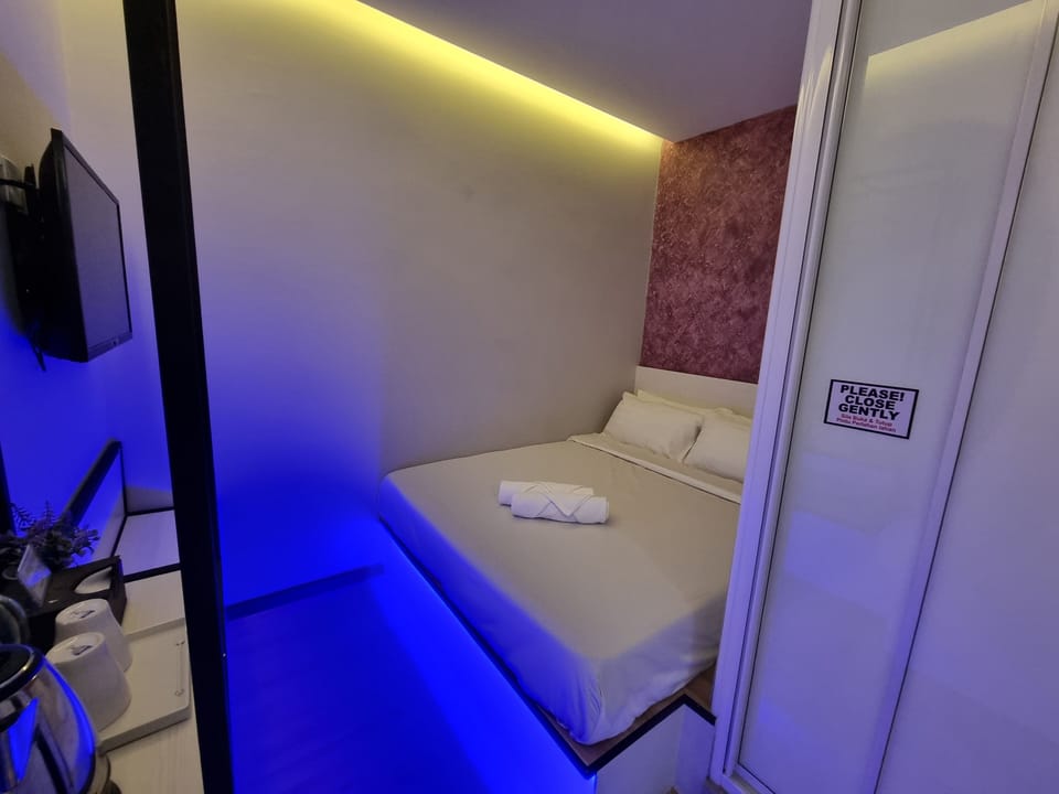 Basic Room, 1 Queen Bed, Non Smoking, Private Bathroom | WiFi (free), bed sheets
