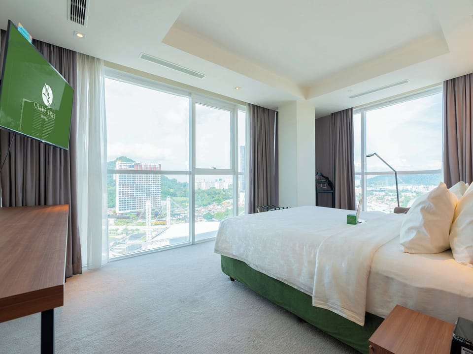 Executive Suite | Premium bedding, in-room safe, desk, laptop workspace