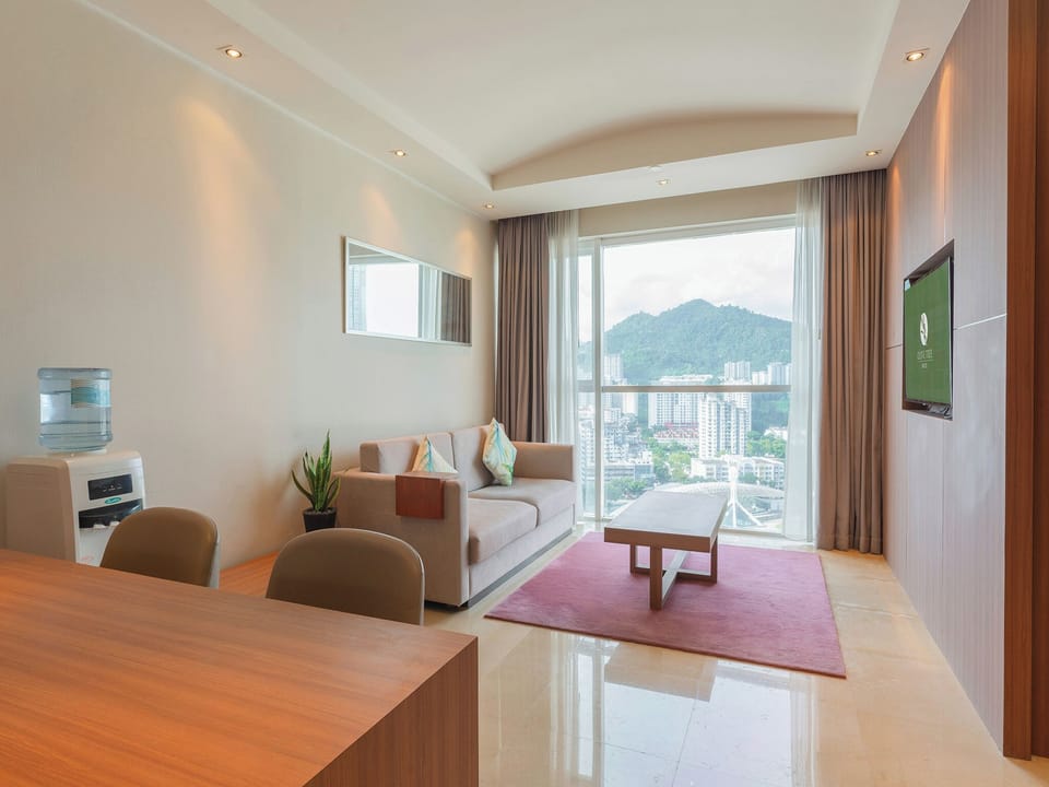 Executive Suite | Premium bedding, in-room safe, desk, laptop workspace