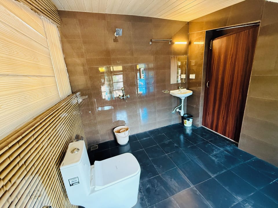 Deluxe Double Room, Balcony, Pool View | Bathroom | Shower, towels