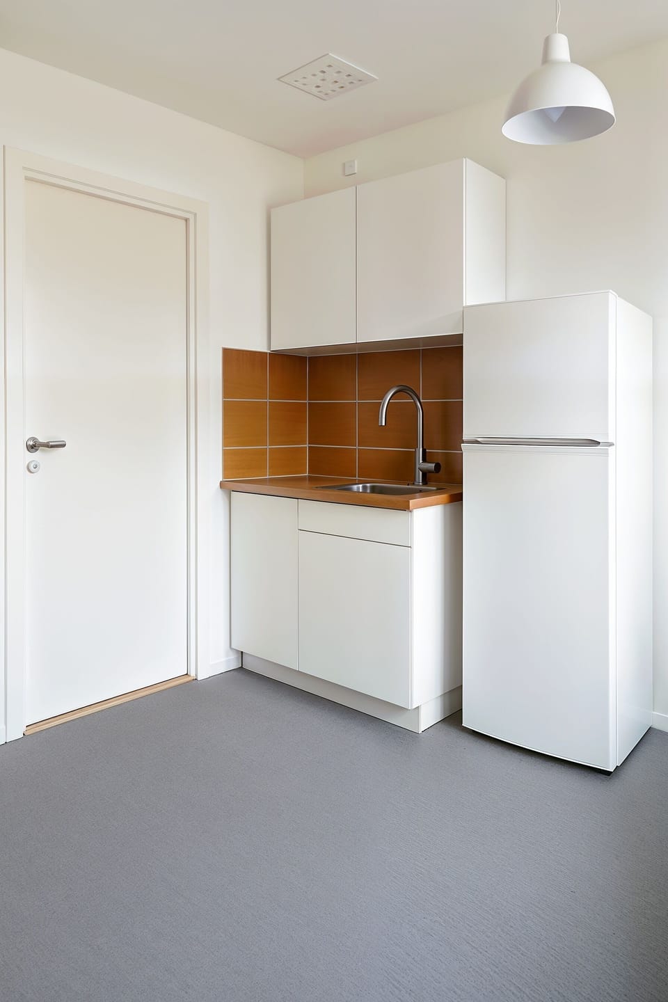 Single Room | Private kitchen | Full-size fridge, microwave, stovetop, cookware/dishes/utensils