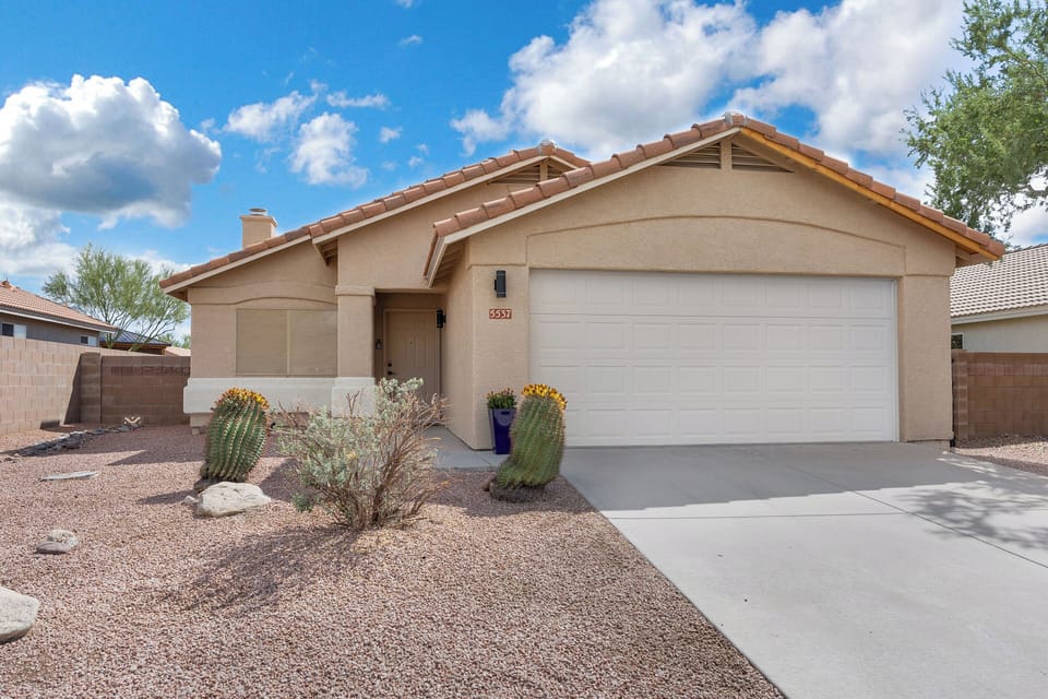 Welcome to this Lovely Vacation Home in Dove Mountain!