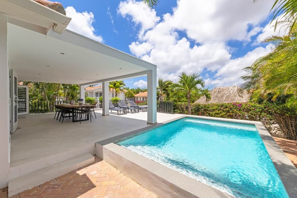 Large porch with large table