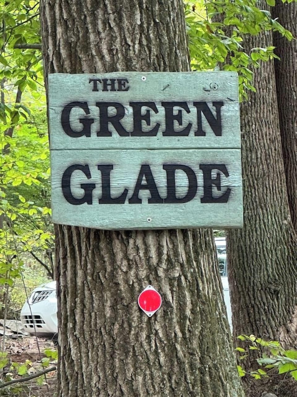 Signs pointing you to the Green Glade