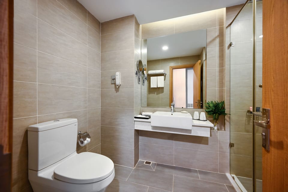 Deluxe Double Room | Bathroom | Shower, free toiletries, hair dryer, slippers