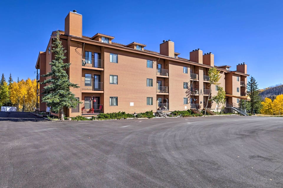 Community Amenities | Indoor Heated Pool | Hot Tub | Sauna | Clubhouse | Grills