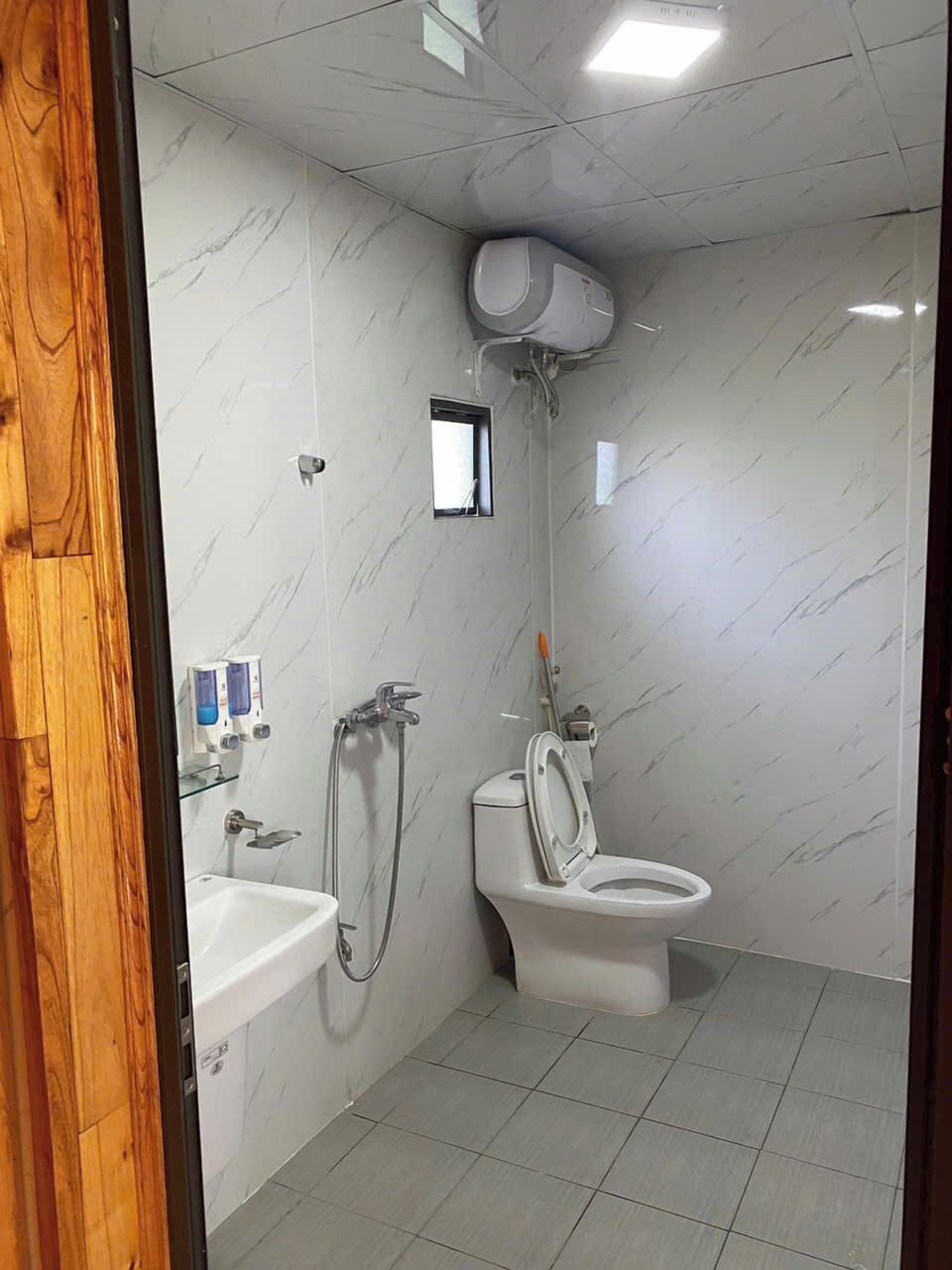 Deluxe Double Room, 1 King Bed, Garden View | Bathroom | Shower, towels, soap, shampoo