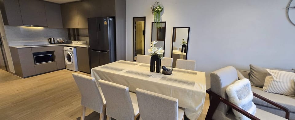 Apartment, 2 Bedrooms, Accessible, Smoking | Dining room