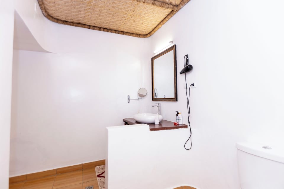 Twin Room | Bathroom | Shower, free toiletries, hair dryer, slippers