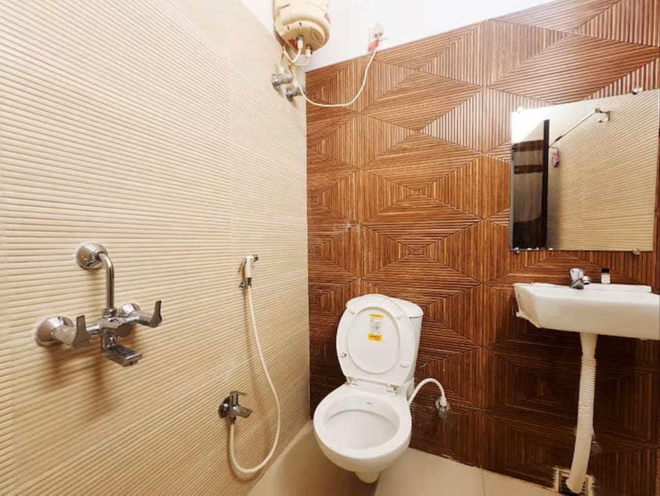 Standard Double Room, City View | Bathroom | Shower, towels, shampoo