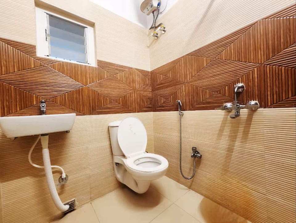 Standard Double Room, City View | Bathroom | Shower, towels, shampoo