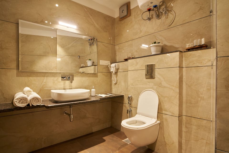 Luxury Suite | Bathroom | Shower, towels, soap, shampoo