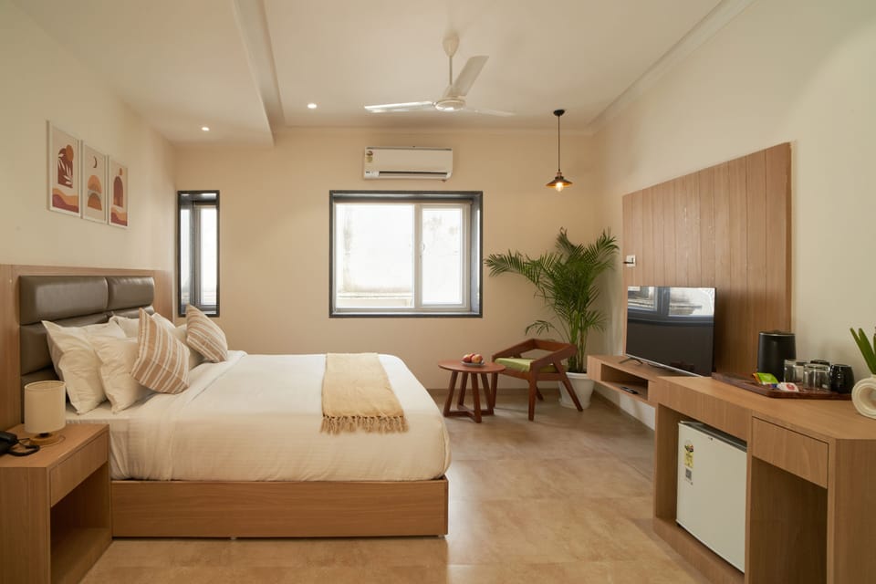 Luxury Suite | Premium bedding, desk, soundproofing, free WiFi