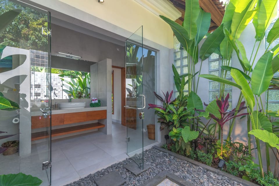 Deluxe Villa, Sea View | Bathroom | Shower, free toiletries, hair dryer, towels