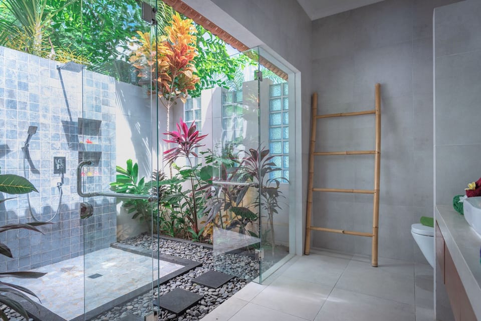 Deluxe Villa, Sea View | Bathroom | Shower, free toiletries, hair dryer, towels