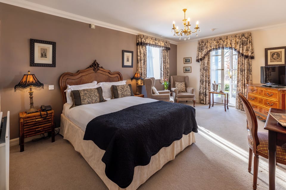 Junior Suite | Laptop workspace, blackout drapes, free WiFi