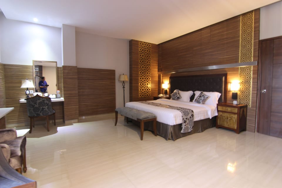 Premium bedding, in-room safe, individually decorated, desk