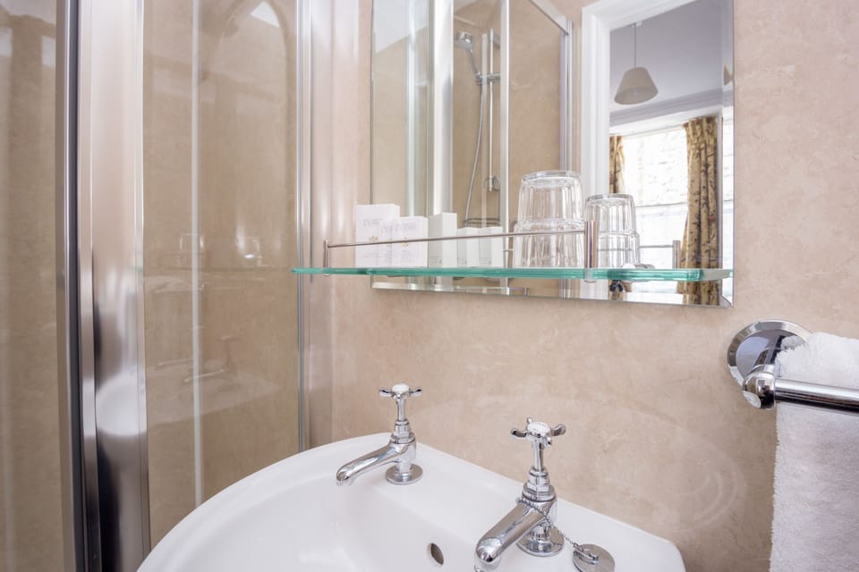 Combined shower/tub, free toiletries, hair dryer, towels