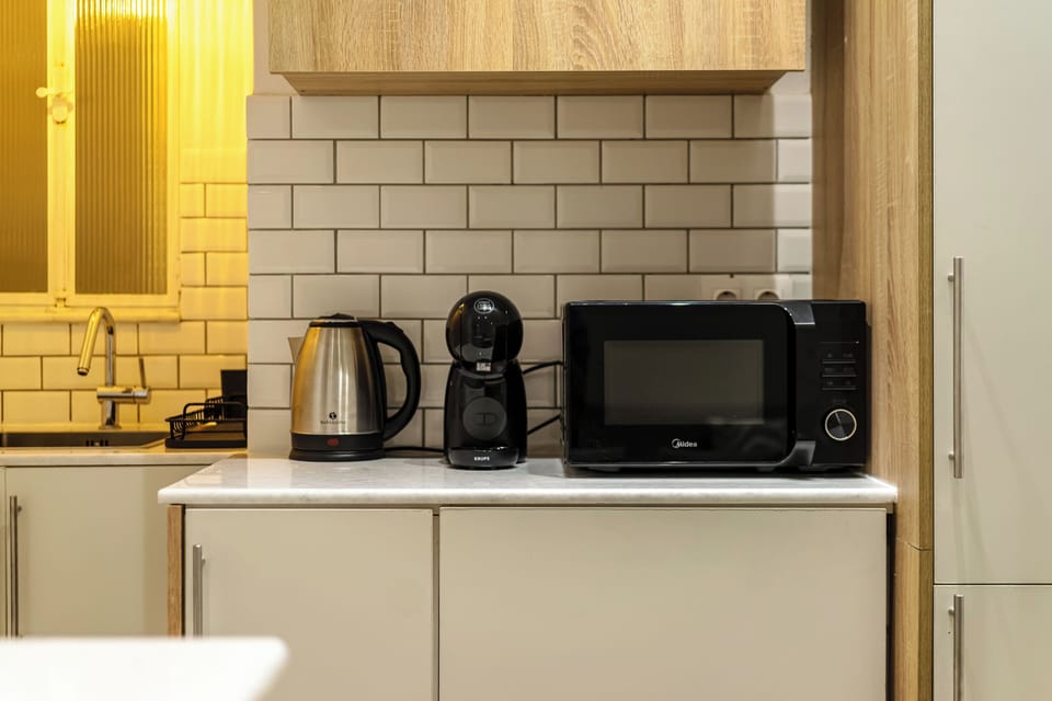 Coffee/tea maker, electric kettle, highchair, dining tables