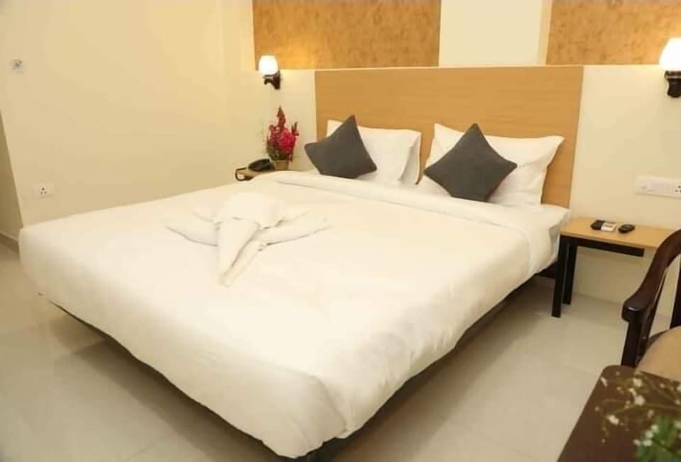 Deluxe Double Room, City View | Living area