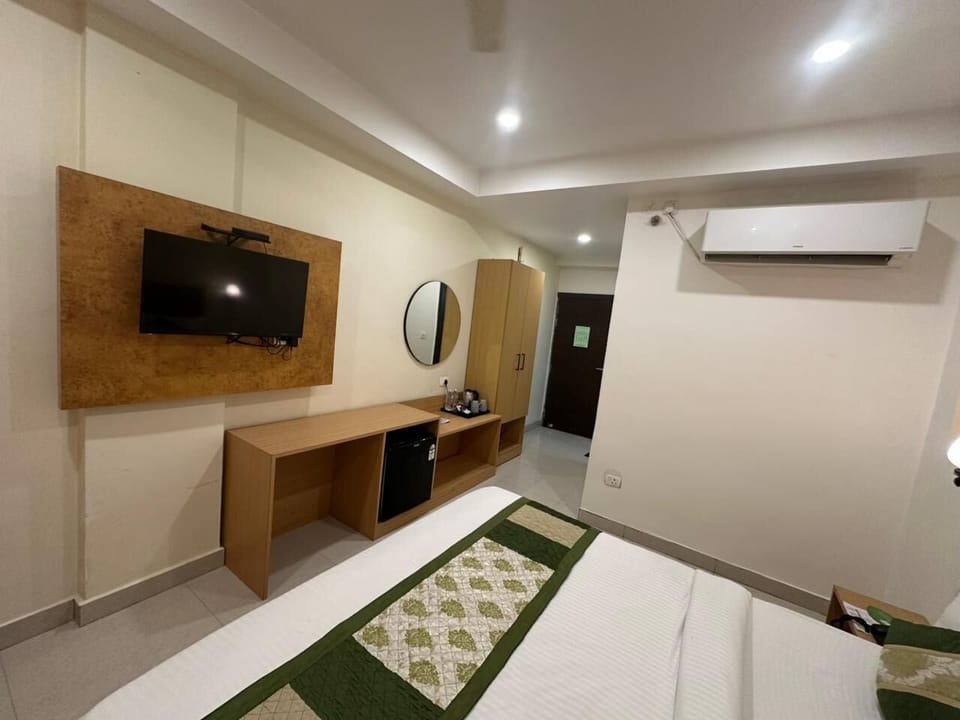 Deluxe Double Room, City View | Living area