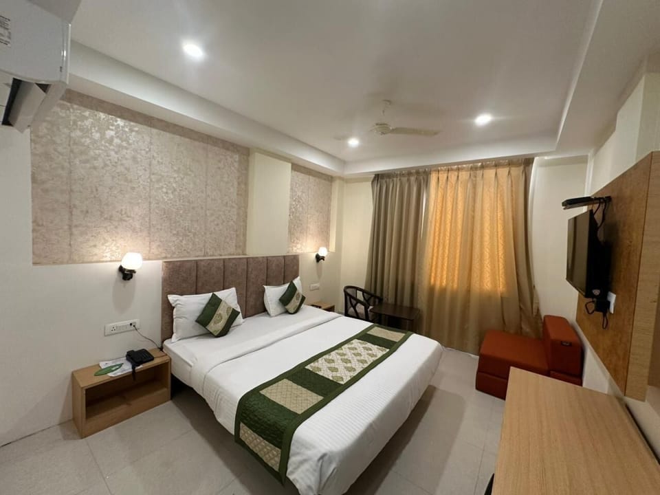 Deluxe Double Room, City View | Living area