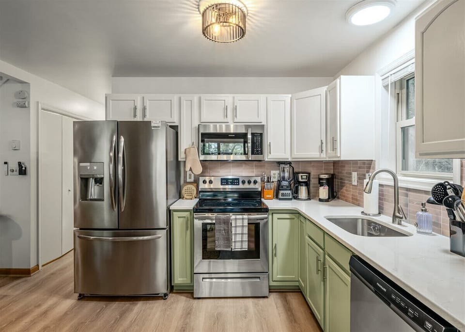 Calling all foodies (and midnight snackers)! Our kitchen is fully stocked and ready for everything—from pancake breakfasts to late-night pizza parties. Cook, eat, repeat.