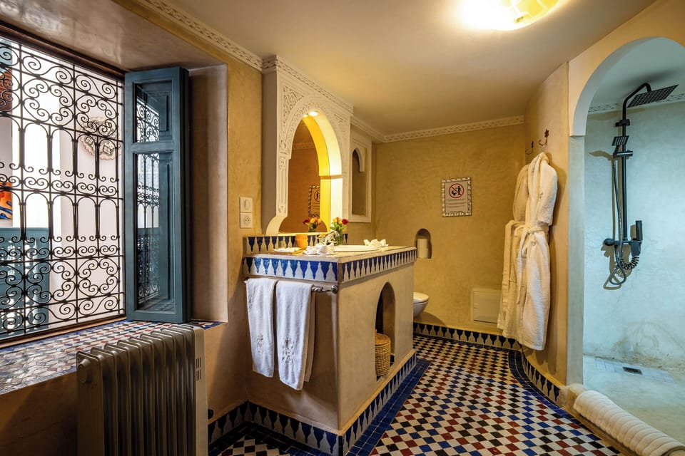Suite | Bathroom | Shower, hair dryer, bathrobes, towels