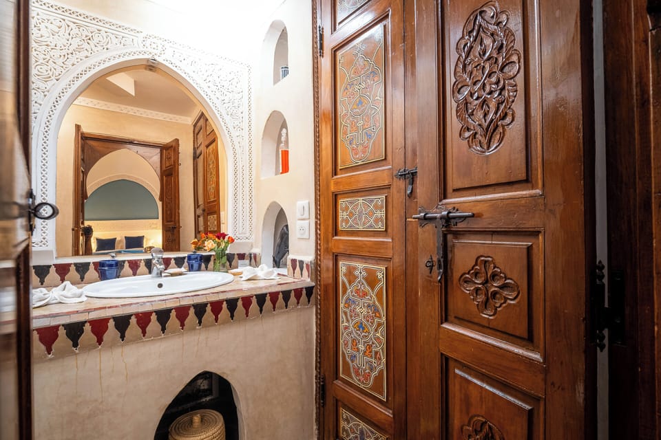 Suite | Bathroom | Shower, hair dryer, bathrobes, towels